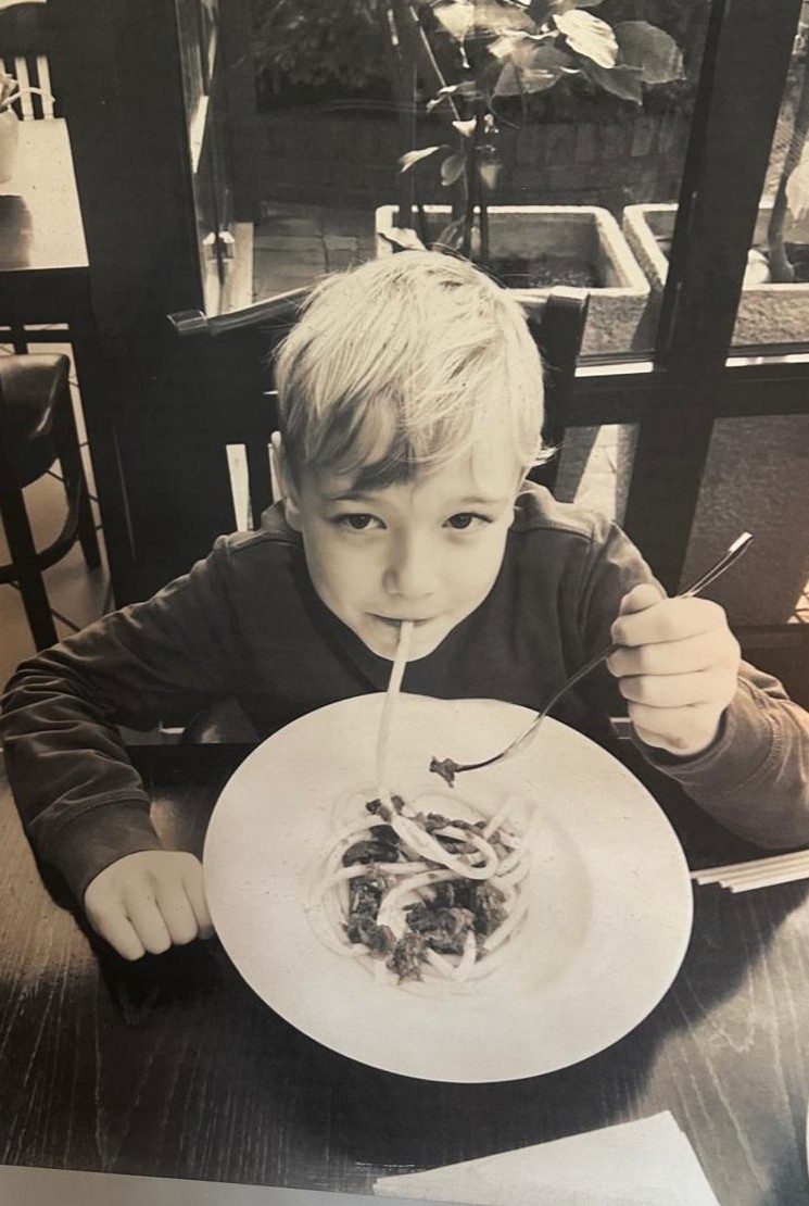 Familienfoto: Kind mit Spaghetti