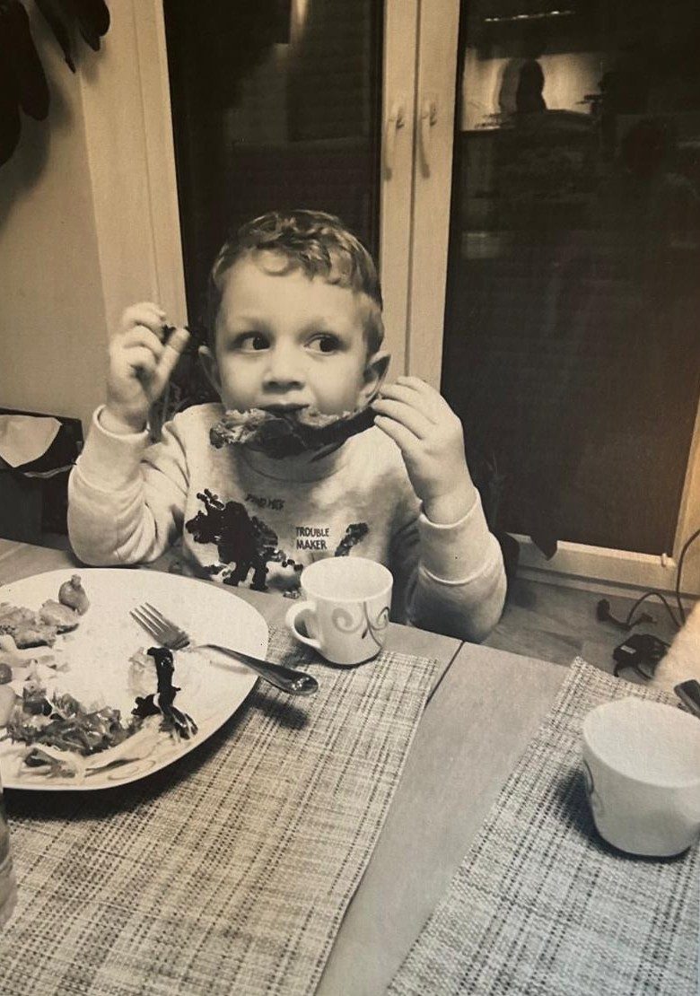 Familienfoto: Kind beim Essen