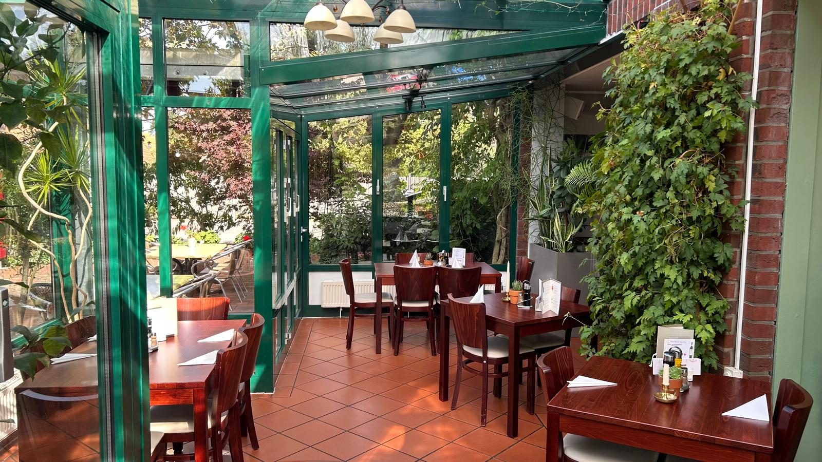Wintergarten mit Blick in den Garten